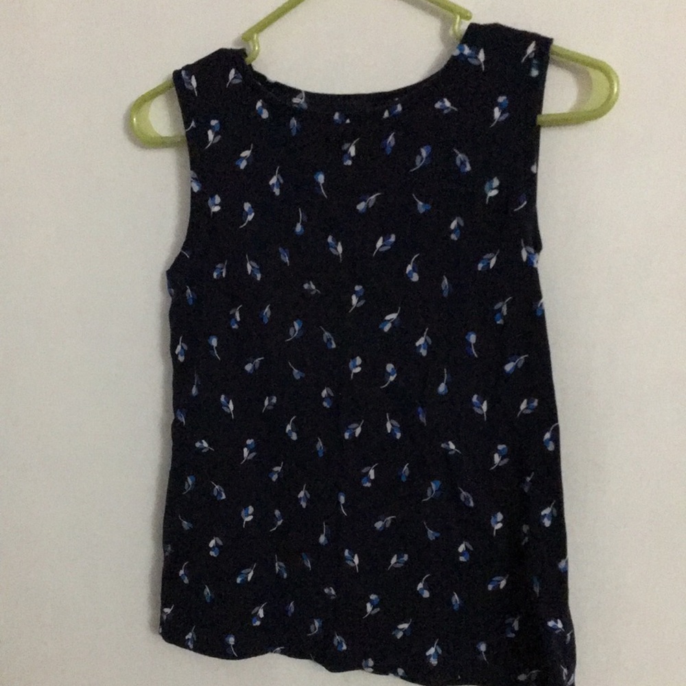 Sleeveless shirt